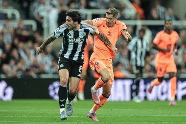 Newcastle Untie 'den Sandro Tonali, UEFA Şampiyonlar Ligi 2025 / 26 Faz MD1 Newcastle United' a karşı St. James 's Park, Newcastle, İngiltere, 18 Eylül 2025' de Barcelona maçında Barcelona 'lı Robert Lewandowski' yi durdurdu. 