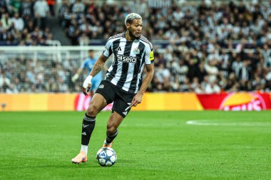 Newcastle 'dan Joelinton, UEFA Şampiyonlar Ligi 2025 / 26 Faz MD1 Newcastle United Barcelona' ya karşı 18 Eylül 2025 'te St James' s Park, Newcastle, İngiltere 'de top ayaklarının dibinde.