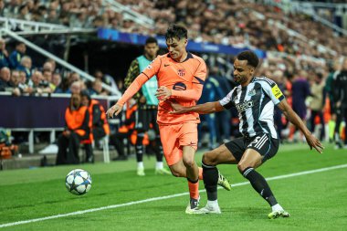 Newcastle 'dan Jacob Murphy UEFA Şampiyonlar Ligi 2025 / 26 Faz MD1 Faz Birleşmiş Barcelona' ya karşı St. James 's Park, Newcastle, İngiltere, 18 Eylül 2025' de oynanan St.James 's Park, Newcastle maçında Barcelona' lı Untie Pedri ile mücadele etti. 
