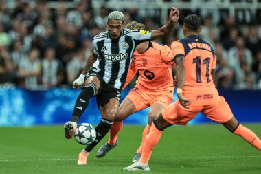 Newcastle 'dan Joelinton Barcelona' dan Raphinha ve Barcelona 'dan Pedri' nin baskısı altında UEFA Şampiyonlar Ligi 2025 / 26 Faz MD1 Newcastle United Barcelona 'ya karşı St. James' s Park, Newcastle, İngiltere, 18 Eylül 2025 