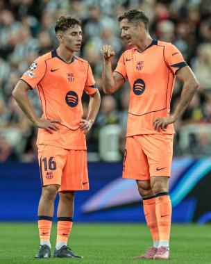 Barselona 'dan Robert Lewandowski ve Barcelona' dan Fermin Lopez, 18 Eylül 2025 'te St. James' s Park, Newcastle, İngiltere 'de düzenlenen UEFA Şampiyonlar Ligi 2025 / 26 Faz MD1 Newcastle United - Barcelona davasında taktikleri tartıştılar. 