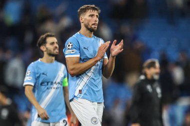 Manchester City 'den Ruben Dias, UEFA Şampiyonlar Ligi 25 / 26 Faz MD1 Manchester City, Manchester Stadyumu' nda Napoli Ligi 'ne karşı 18 Eylül 2025' de oynanan maçtan sonra taraftarları alkışlıyor. 