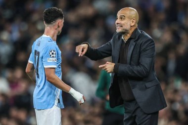 Manchester City 'nin Pep Guardiola teknik direktörü Manchester City' den Phil Foden 'a UEFA Şampiyonlar Ligi' nde 25 / 26 Faz MD1 Manchester City, Manchester Stadyumu 'nda Napoli Ligi' ne karşı, Eylül 2025 'te talimat veriyor.