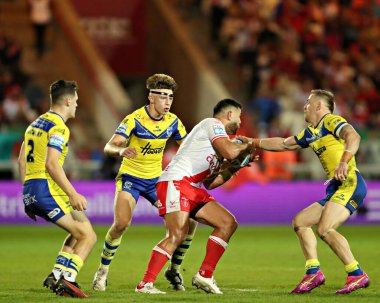 Matt Dufty of Warrington Wolves knocks ball out of the hands of Rhyse Martin of Hull KR during the Betfred Super League round 27 match Hull KR vs Warrington Wolves at Sewell Group Craven Park, Kingston upon Hull, United Kingdom, 18th September 2025 
