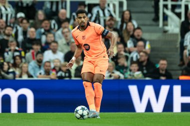Barselona 'dan Ronald Araujo, UEFA Şampiyonlar Ligi 2025 / 26 Faz MD1 Newcastle United Barcelona' ya karşı St. James 's Park, Newcastle, İngiltere, 18 Eylül 2025' de oynanan karşılaşmasında topu ileri atıyor. 