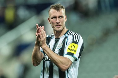 Newcastle 'dan Dan Burn, UEFA Şampiyonlar Ligi 2025 / 26 Faz MD1 Newcastle United' ın 18 Eylül 2025 'te St James' s Park, Newcastle, İngiltere 'de Barcelona' ya açtığı maçın ardından 1-2 yenilgi sonrasında taraftarlarını alkışladı. 