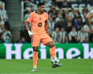 Barcelona 'dan Ronald Araujo, UEFA Şampiyonlar Ligi 2025 / 26 Faz MD1 Newcastle United Barcelona' ya karşı St. James 's Park, Newcastle, İngiltere, 18 Eylül 2025 