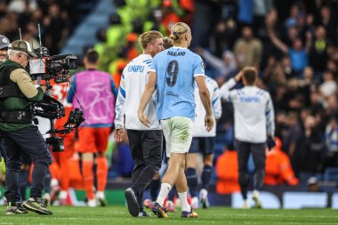 Napoli 'den Kevin De Bruyne ve Manchester City' den Erling Haaland UEFA Şampiyonlar Ligi 25 / 26 Faz MD1 Manchester City Napoli Ligi 'ne karşı 18 Eylül 2025' de Manchester, İngiltere 'deki The City of Manchester Stadyumu' nda oynanan maçtan sonra 
