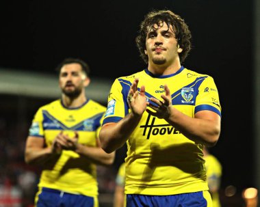 Warrington Wolves takımından Max Wood, 27. Betfred Süper Lig karşılaşması sonrasında taraftarları alkışlıyor. Hull KR, Warrington Wolves 'a karşı, Sewell Group Craven Park, Kingston upon Hull, Birleşik Krallık, 18 Eylül 2025