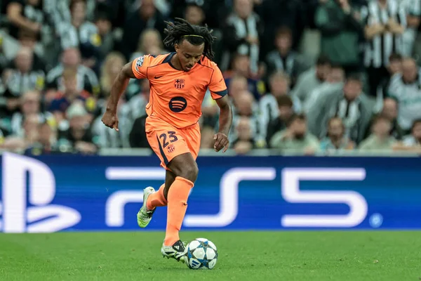 Barcelona 'dan Jules Kounde, UEFA Şampiyonlar Ligi 2025 / 26 Faz MD1 Newcastle United Barcelona' ya karşı 18 Eylül 2025 'te St James' s Park, Newcastle, İngiltere 'de top sürüyor.  