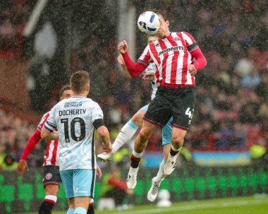 Sheffield United takımından Sydie Peck 20 Eylül 2025 'te Bramall Lane, Sheffield, İngiltere' de Sheffield United ve Charlton Athletic maçında yüksek topu kazanmak için sıçradı. 