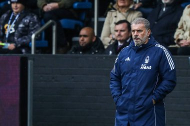 Nottingham Forest 'ın Ange Postecoglou teknik direktörü, 20 Eylül 2025 tarihinde Burnley - Nottingham Forest maçında tepki gösterdi.