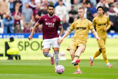 Kristal Saray 'dan Adam Wharton topu West Ham United Premier Lig karşılaşmasında Lucas Paqueta' nın baskısı altında Londra Stadyumu, Londra, İngiltere 'de 20 Eylül 2025 tarihinde oynanan West Ham United - Crystal Palace maçında oynuyor. 