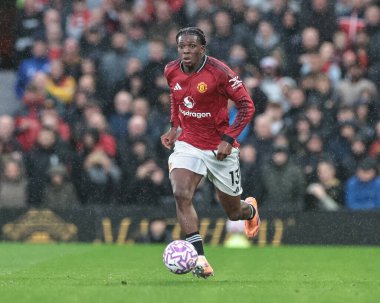 Manchester United takımından Patrick Dorgu, Manchester United ile Chelsea maçında 20 Eylül 2025 'te Old Trafford, Manchester, İngiltere' de oynanan karşılaşmada topa vuruyor.