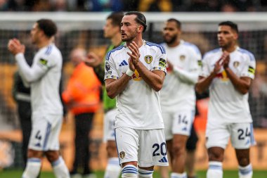 Leeds United takımından Jack Harrison, 20 Eylül 2025 tarihinde İngiltere 'nin Wolverhampton kentinde oynanan Premier League maçında Wolverhampton Wanderers - Leeds United maçında taraftarları alkışlıyor.