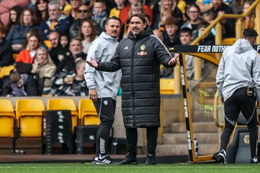 Leeds United takımının teknik direktörü Daniel Farke, 20 Eylül 2025 'te İngiltere' nin Molineux kentinde oynanan Premier League maçında Wolverhampton Wanderers - Leeds United maçında tepki gösterdi.