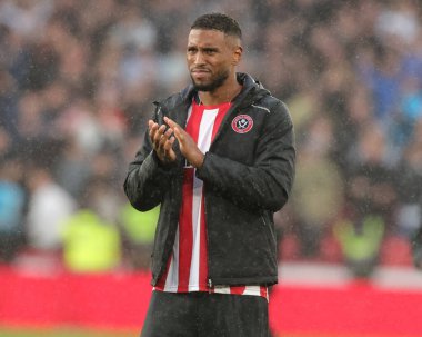 Sheffield United takımından Tyrese Campbell, 20 Eylül 2025 'te İngiltere' nin Sheffield Lane şehrinde oynanan ve Sheffield United 'ın Charlton Athletic' e karşı oynadığı maçtaki son ıslık sesinden sonra taraftarları alkışlıyor.