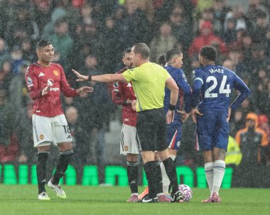 Manchester United 'ın 20 Eylül 2025' te Old Trafford, Manchester, İngiltere 'de oynanan Premier League karşılaşmasında Peter Bankes ikinci sarı madalyasını alarak Casemiro' yu gönderdi. 