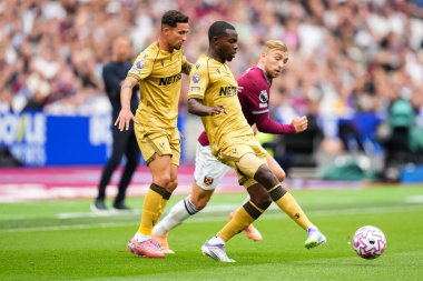 Crystal Palace 'dan Tyrick Mitchell, Premier Lig maçı sırasında Londra Stadyumu' nda West Ham United 'a karşı Crystal Palace maçında, 20 Eylül 2025' te pas attı. 