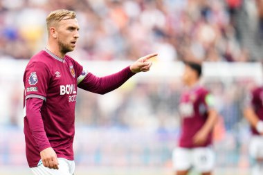 West Ham United takımından Jarrod Bowen, 20 Eylül 2025 'te Londra' daki Londra Stadyumu 'nda oynanan Premier League maçında oyunculara ders veriyor. 