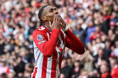 Sunderland 'dan Wilson Isidor, 20 Eylül 2025' te İngiltere 'nin başkenti Sunderland' da oynanan Premier League maçı Sunderland-Aston Villa maçında 1-1 'lik galibiyet golünü atarken taraftarlara öpücük yolluyor.