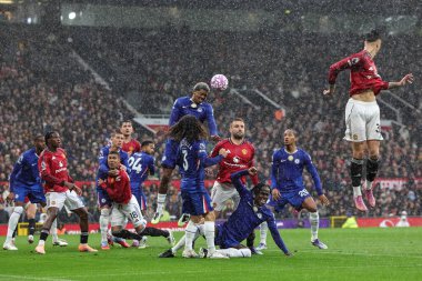Chelsea 'den Wesley Fofana, Premier Lig karşılaşmasında Manchester United' ın Chelsea 'ye karşı 20 Eylül 2025' te Old Trafford, Manchester, Birleşik Krallık 'ta oynadığı maçta defans sahasında topu aldı. 