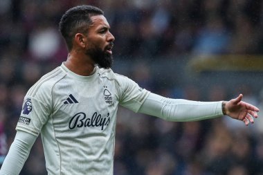 Nottingham Ormanı 'ndan Douglas Luiz, Premier Lig maçında talimatları veriyor Burnley, Burnley Ormanı' na karşı Turf Moor, Burnley, İngiltere, 20 Eylül 2025