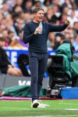 20 Eylül 2025 'te Londra Stadyumu' nda oynanan West Ham United - Crystal Palace Premier League maçı sırasında Crystal Palace 'ın menajeri Oliver Glasner