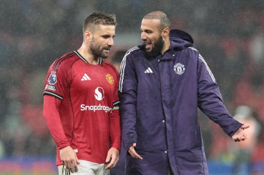 Manchester United takımından Luke Shaw ve Manchester United takımından Noussair Mazraoui, Manchester United 'ın 20 Eylül 2025' te Old Trafford, Manchester, İngiltere 'de Chelsea' ye karşı oynadığı Premier League maçında 2-1 'lik galibiyeti kutladılar. 