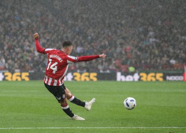 Sheffield United takımından Harrison Burrows, Sheffield Lane, Sheffield, İngiltere 'de 20 Eylül 2025 tarihinde Sheffield United ve Charlton Athletic maçında topu geçiyor. 