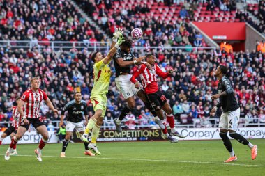 Aston Villa 'dan Emiliano Martnez ve Aston Villa' dan Tyrone Mings, 20 Eylül 2025 'te İngiltere' nin Sunderland-Aston Villa Stadyumu 'nda oynanan Premier Lig karşılaşmasında topu Sunderland' dan Wilson Isidor 'un almasını engellediler. 
