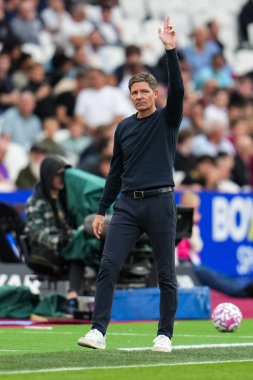 20 Eylül 2025 'te Londra Stadyumu' nda oynanan West Ham United - Crystal Palace Premier League maçı sırasında Crystal Palace 'ın menajeri Oliver Glasner 