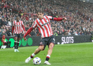 Sheffield United takımından Sydie Peck, Sheffield United ile Charlton Athletic arasındaki 20 Eylül 2025 'te oynanan karşılaşmada topu geçiyor. 