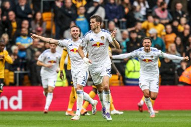 Leeds United takımından Anton Stach, 20 Eylül 2025 tarihinde İngiltere 'nin Wolineux, Wolverhampton, İngiltere' de oynanan Premier League maçında Wolverhampton Wanderers - Leeds United maçında 1-2 'lik galibiyet golünü kutluyor.