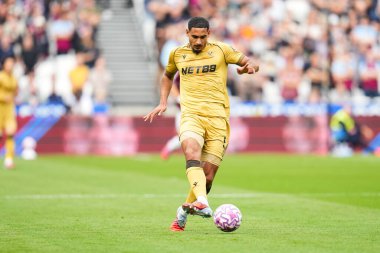 Crystal Palace 'dan Maxence Lacroix topu Crystal Palace' dan Dean Henderson 'a Premier League maçı sırasında Londra Stadyumu' ndaki West Ham United 'a karşı Crystal Palace, 20 Eylül 2025' de oynuyor.  