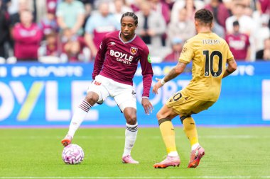 West Ham United takımından Kyle Walker-Peters, Premier League maçı sırasında Londra 'daki Crystal Palace' a karşı 20 Eylül 2025 'te oynanan maçta topa vuruyor.