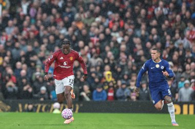 Manchester United takımından Patrick Dorgu, Premier League maçında Chelsea 'den Enzo Fernandez' in attığı topla 20 Eylül 2025 'te Old Trafford, Manchester, İngiltere' de Chelsea 'ye karşı oynadığı maçta mola verdi. 