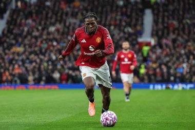 Manchester United takımından Patrick Dorgu, Manchester United ile Chelsea maçında 20 Eylül 2025 'te Old Trafford, Manchester, İngiltere' de oynanan karşılaşmada topa vuruyor. 