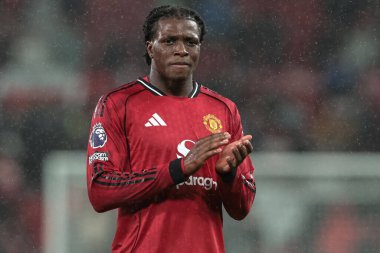 Manchester United takımından Patrick Dorgu, 20 Eylül 2025 'te Manchester United' ın Chelsea 'ye karşı oynadığı Premier League maçında son ıslık çaldıktan sonra taraftarları alkışlıyor. 