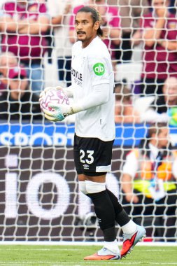 Premier League maçı sırasında West Ham United 'tan Alphonse Areola Londra Stadyumu' nda Crystal Palace 'a karşı, 20 Eylül 2025 
