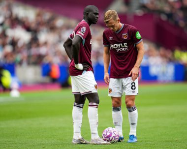 West Ham United 'tan James Ward-Prowse ve West Ham United' tan El Hadji Malick Diouf 20 Eylül 2025 'te Londra Stadyumu' nda oynanan Premier League maçı sırasında 