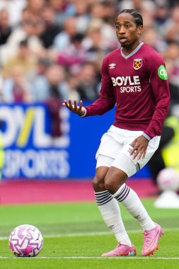 West Ham United takımından Kyle Walker-Peters, Premier League maçı sırasında Londra 'daki Crystal Palace' a karşı 20 Eylül 2025 'te oynanan maçta topa vuruyor. 