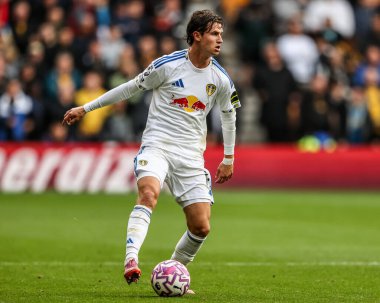 Leeds United takımından Brenden Aaronson Premier Lig maçında Wolverhampton Wanderers, Leeds United 'a karşı Molineux, Wolverhampton, İngiltere, 20 Eylül 2025
