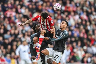 Sunderland 'dan Enzo Le Fe, 20 Eylül 2025' te İngiltere 'nin Sunderland kentinde oynanan Premier League maçında Sunderland-Aston Villa maçında yüksek topu kazanmak için sıçradı. 