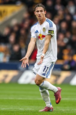 Leeds United takımından Brenden Aaronson, 20 Eylül 2025 'te İngiltere' nin Molineux kentinde oynanan Premier League maçında takımına talimat verdi.