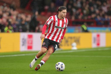 Sheffield United takımından Callum O 'Hare 20 Eylül 2025' te Bramall Lane, Sheffield, İngiltere 'de Sheffield United ve Charlton Athletic maçında topa vuruyor. 