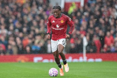 Manchester United takımından Patrick Dorgu, Manchester United ile Chelsea maçında 20 Eylül 2025 'te Old Trafford, Manchester, İngiltere' de oynanan karşılaşmada topa vuruyor. 