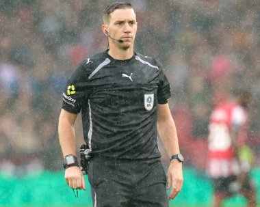 Hakem Ben Toner, 20 Eylül 2025 'te Bramall Lane, Sheffield, İngiltere' de Sheffield United ve Charlton Athletic maçında 