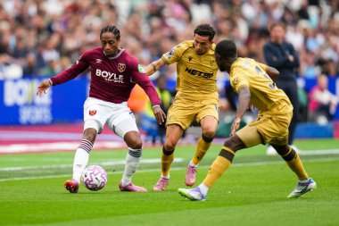 West Ham United takımından Kyle Walker-Peters, Premier League maçı sırasında Londra Stadyumu, Londra 'daki West Ham United - Crystal Palace maçında baskı altında topa vuruyor. 
