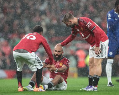 Manchester United takımından Bryan Mbeumo, Manchester United 'ın 20 Eylül 2025' te oynanan Premier League karşılaşmasında Chelsea 'ye karşı oynadığı maçta Chelsea' li Robert Sanchez 'in faul yapması üzerine ayağa kalktı. 